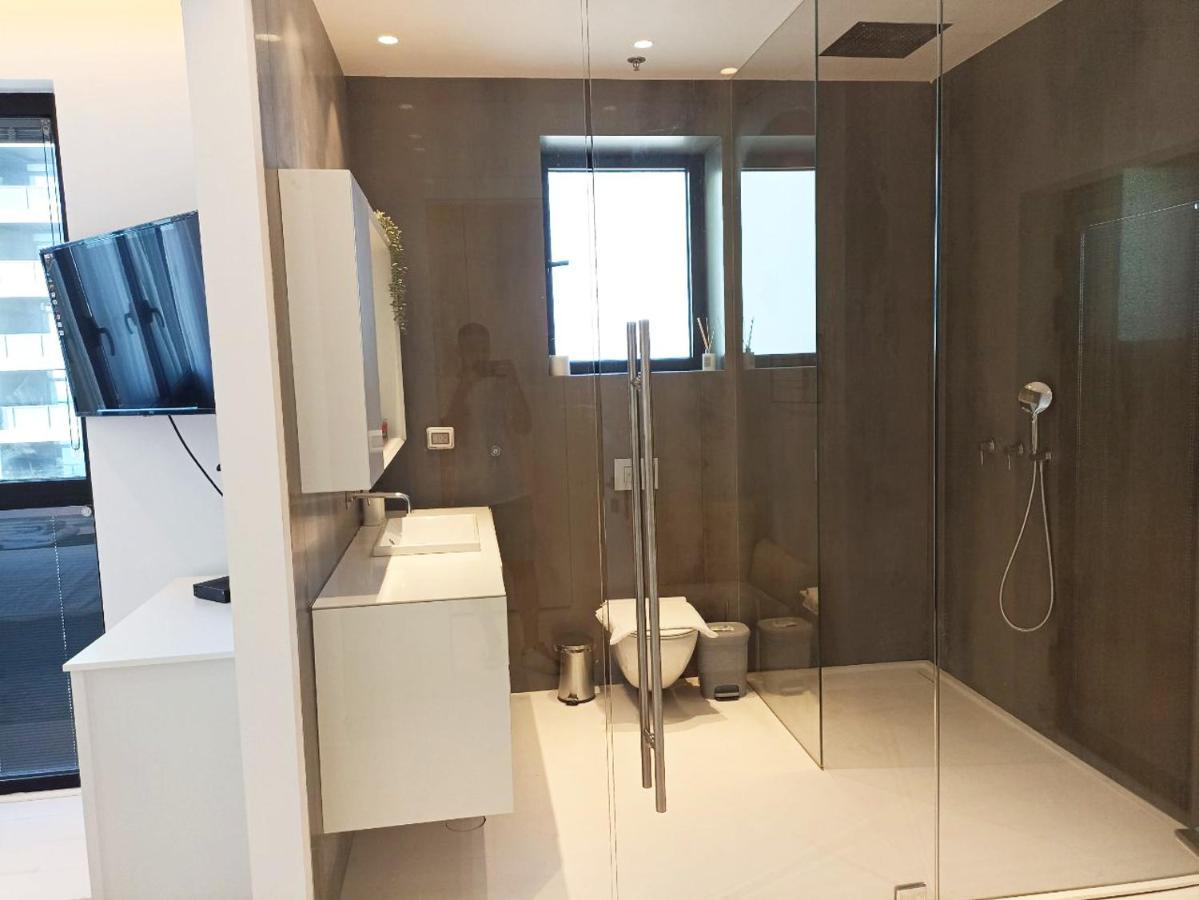 Yalarent Sea-Breeze Penthouse With Jacuzzi Lägenhet Bat Yam Exteriör bild