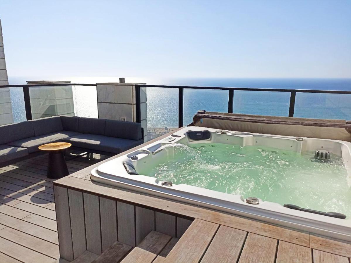 Yalarent Sea-Breeze Penthouse With Jacuzzi Lägenhet Bat Yam Exteriör bild