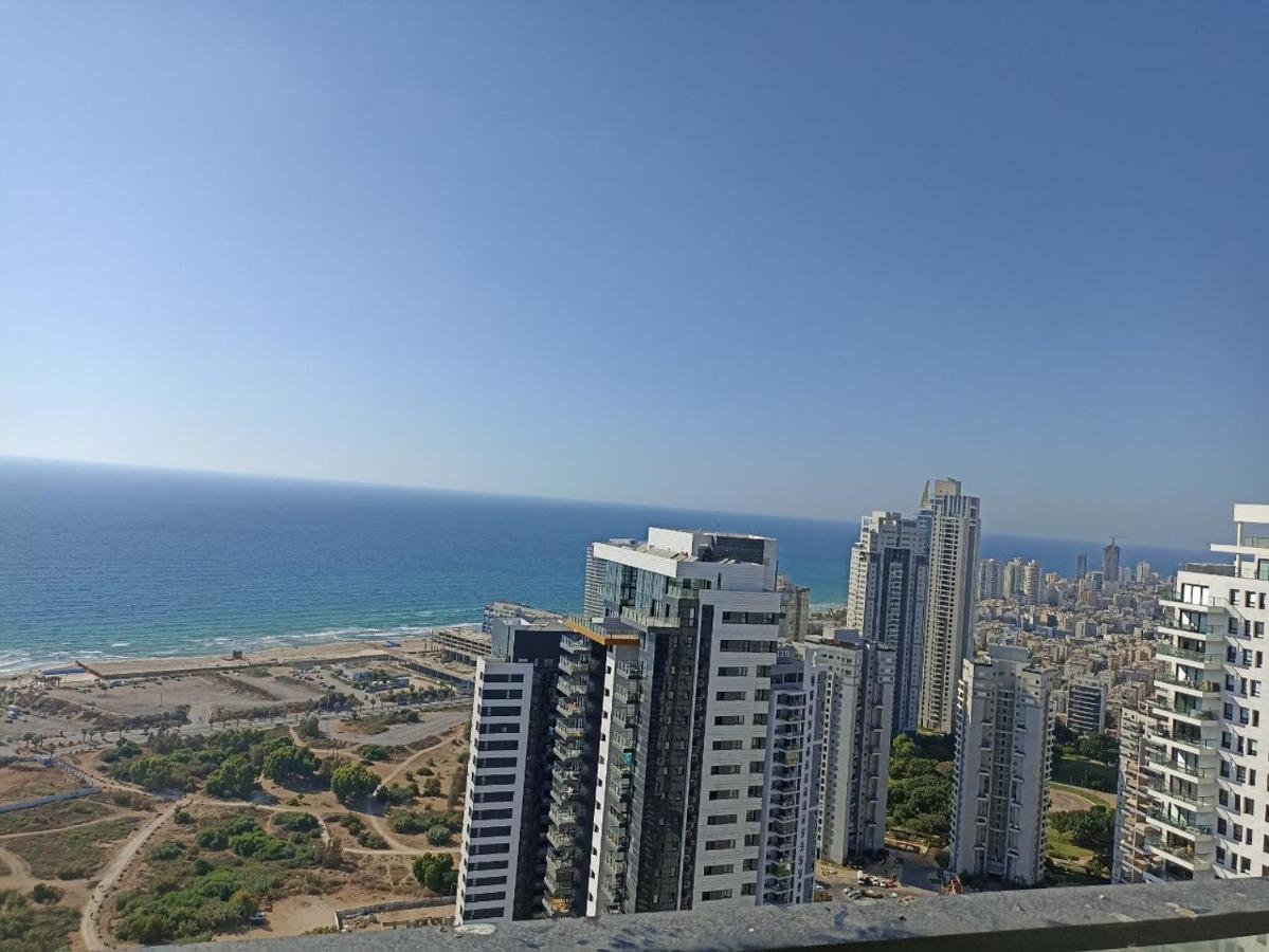 Yalarent Sea-Breeze Penthouse With Jacuzzi Lägenhet Bat Yam Exteriör bild