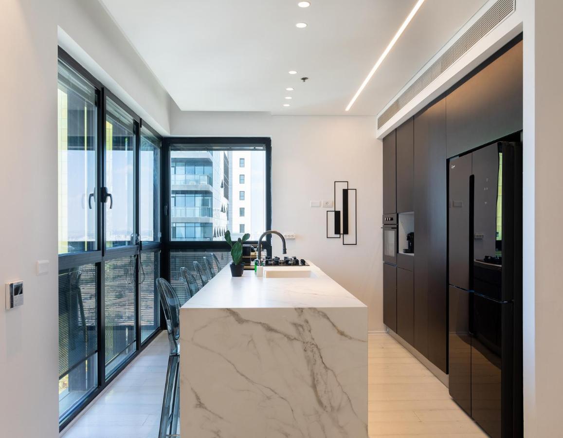 Yalarent Sea-Breeze Penthouse With Jacuzzi Lägenhet Bat Yam Exteriör bild