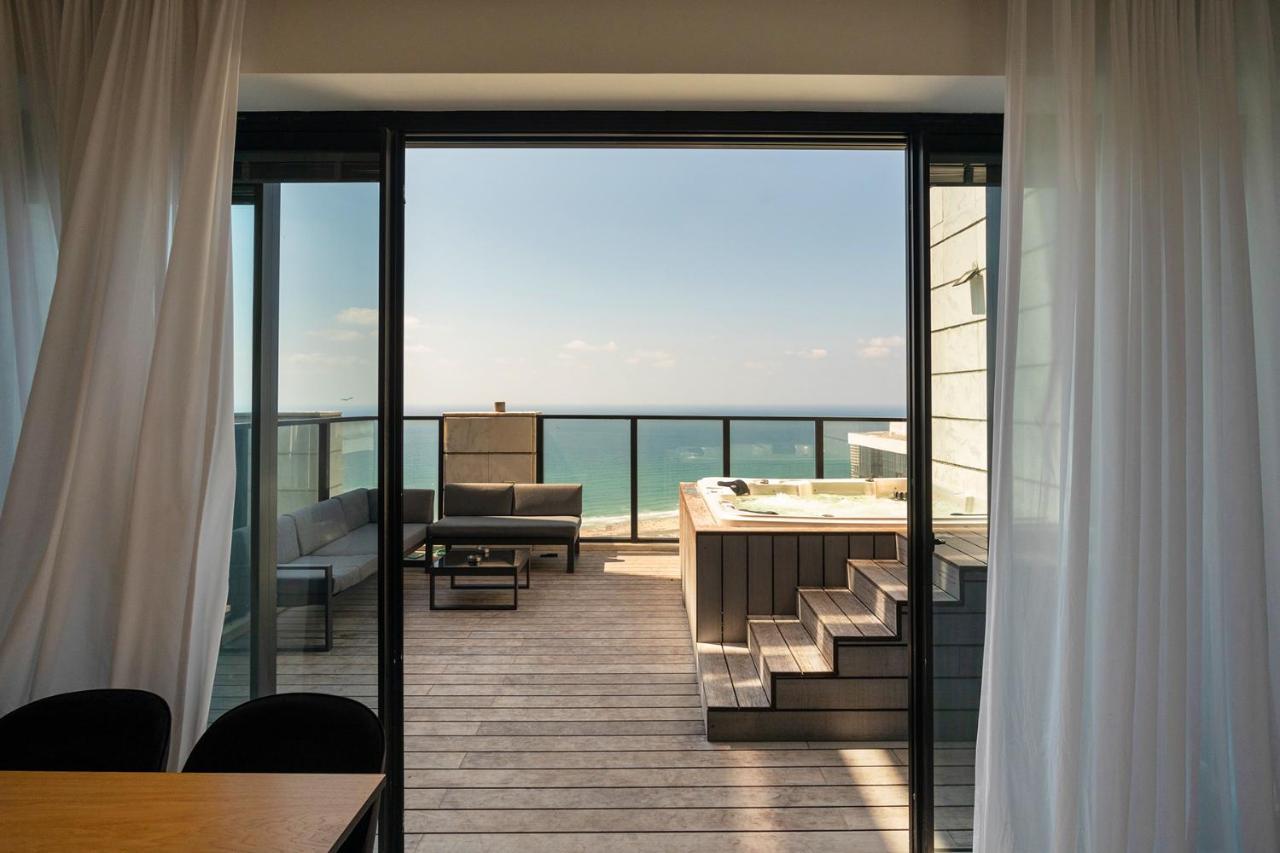 Yalarent Sea-Breeze Penthouse With Jacuzzi Lägenhet Bat Yam Exteriör bild