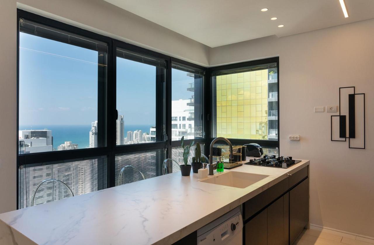 Yalarent Sea-Breeze Penthouse With Jacuzzi Lägenhet Bat Yam Exteriör bild