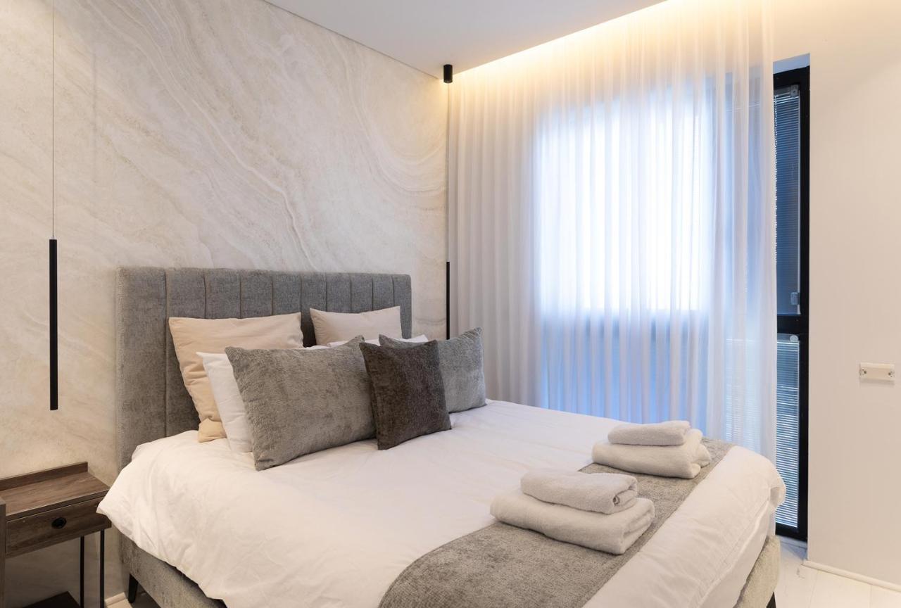 Yalarent Sea-Breeze Penthouse With Jacuzzi Lägenhet Bat Yam Exteriör bild