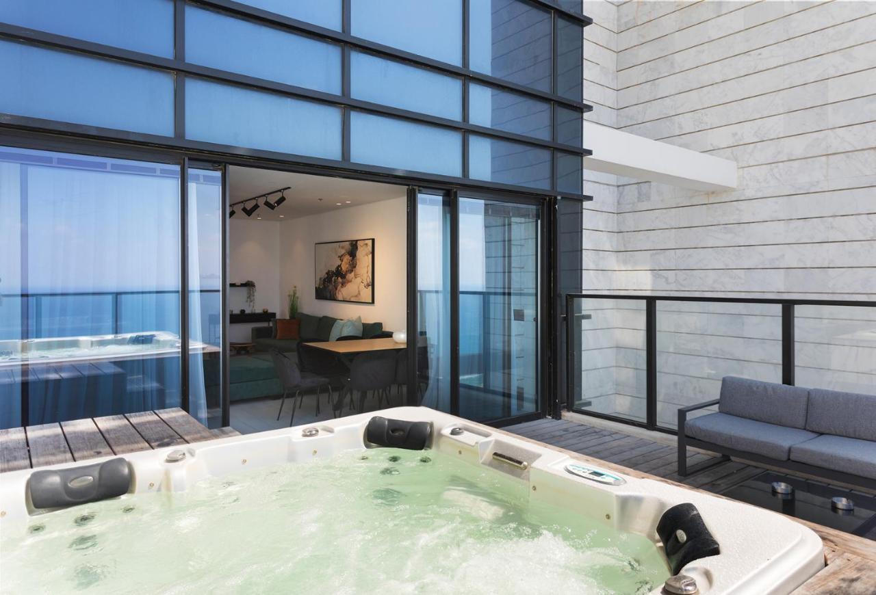 Yalarent Sea-Breeze Penthouse With Jacuzzi Lägenhet Bat Yam Exteriör bild