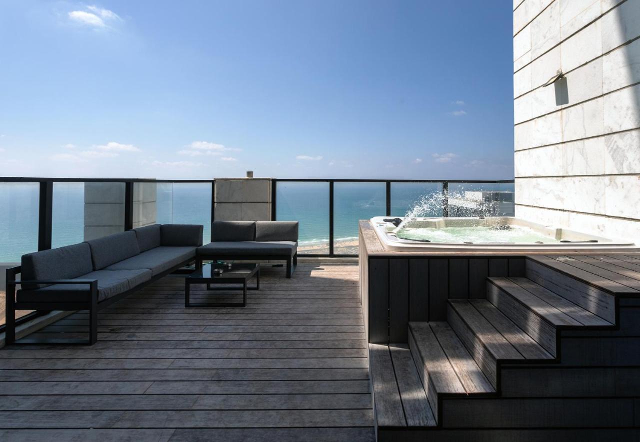 Yalarent Sea-Breeze Penthouse With Jacuzzi Lägenhet Bat Yam Exteriör bild