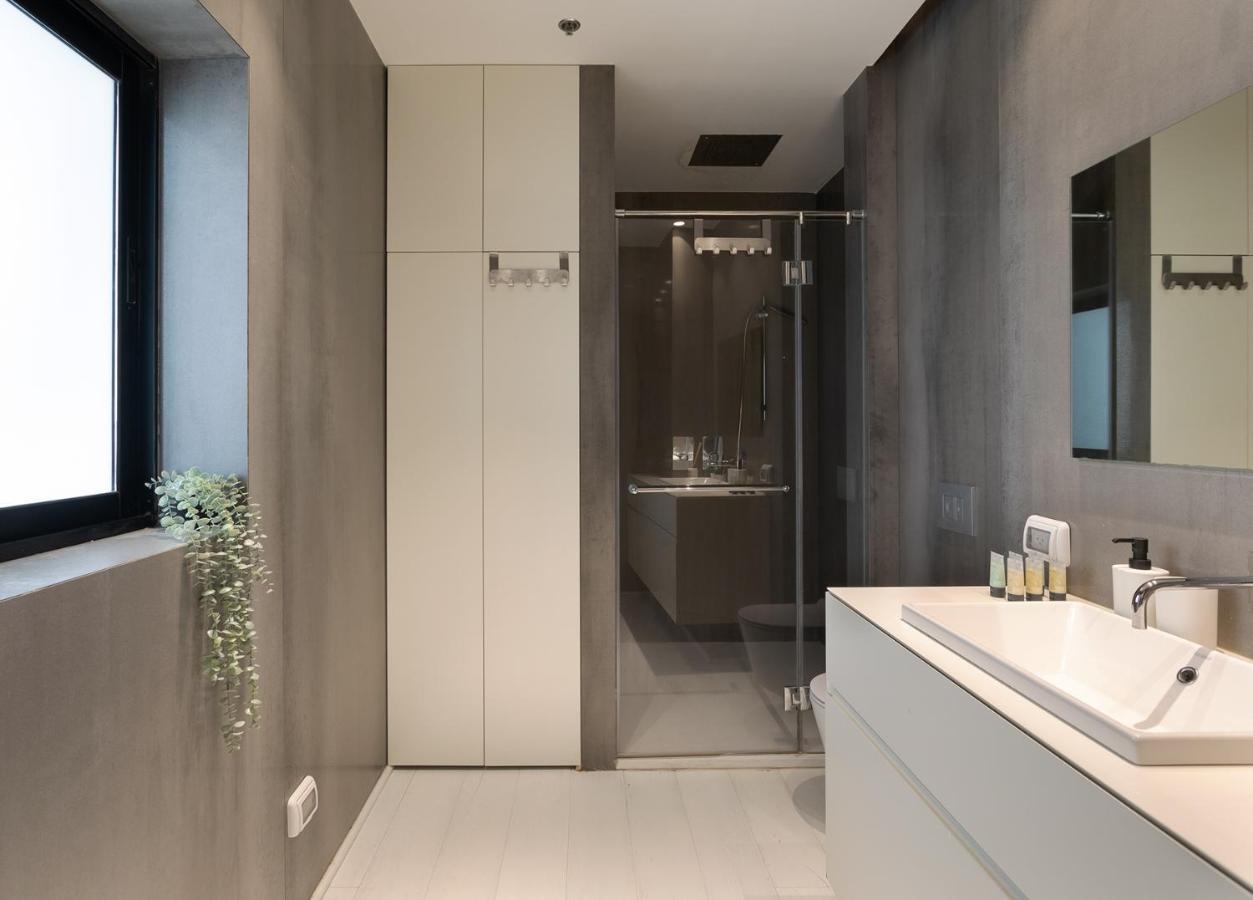 Yalarent Sea-Breeze Penthouse With Jacuzzi Lägenhet Bat Yam Exteriör bild