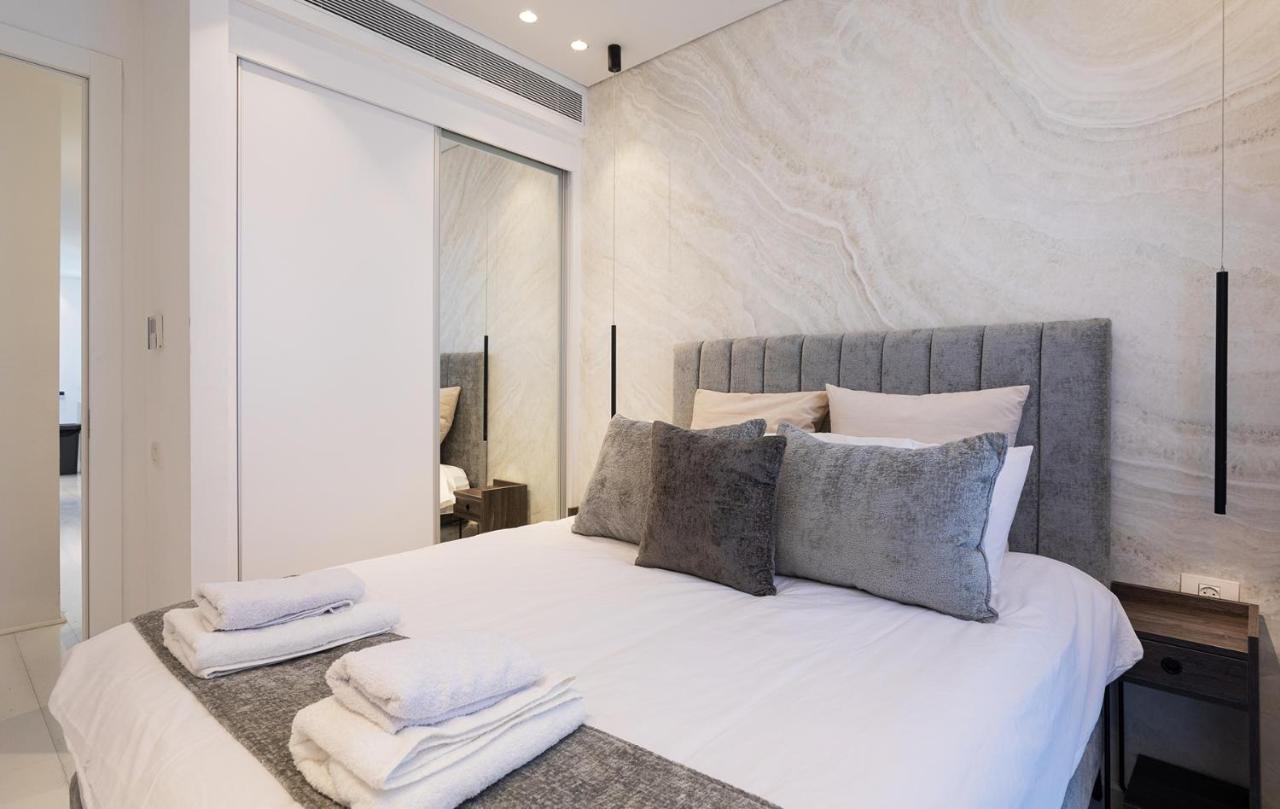 Yalarent Sea-Breeze Penthouse With Jacuzzi Lägenhet Bat Yam Exteriör bild