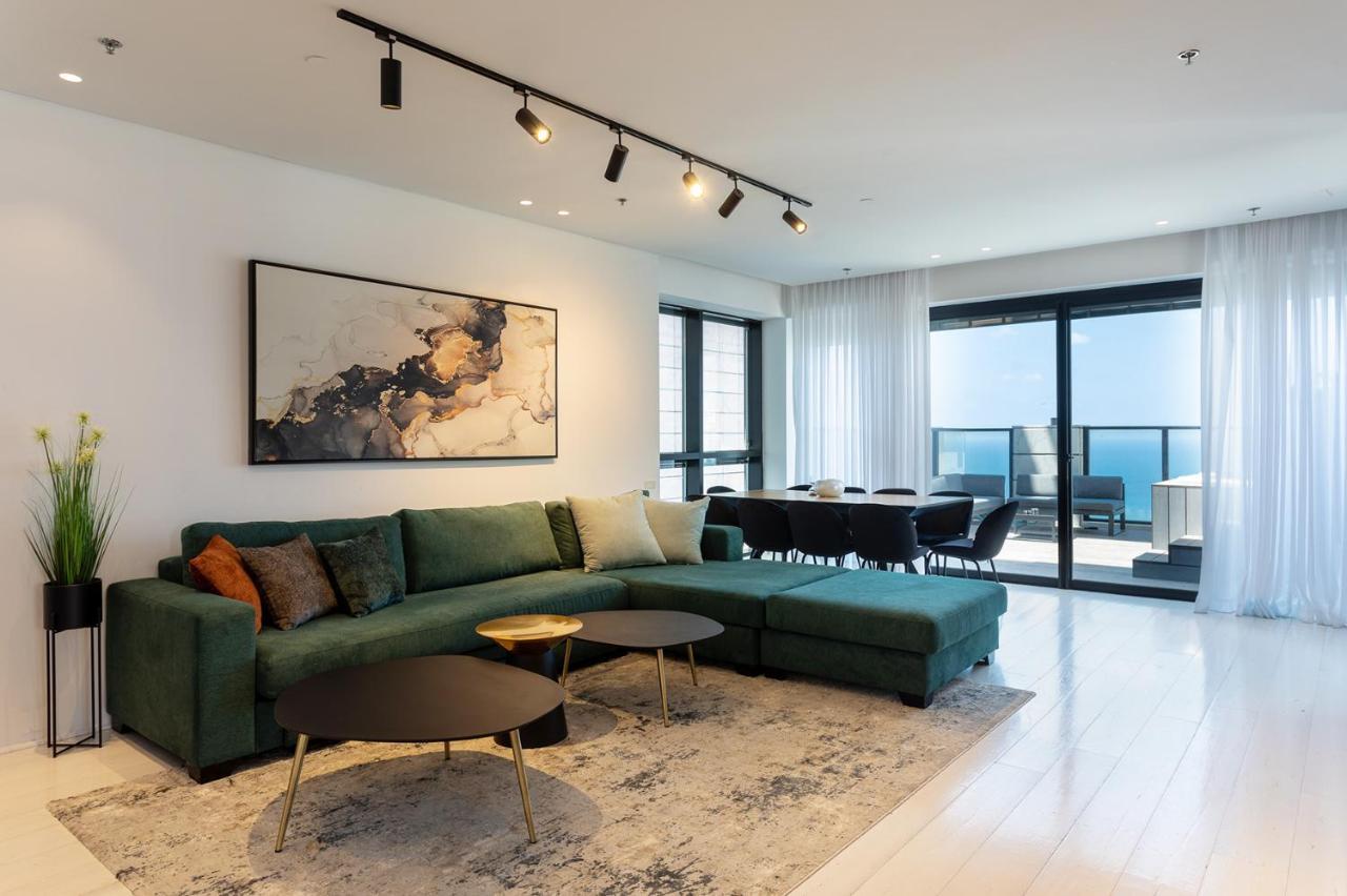 Yalarent Sea-Breeze Penthouse With Jacuzzi Lägenhet Bat Yam Exteriör bild