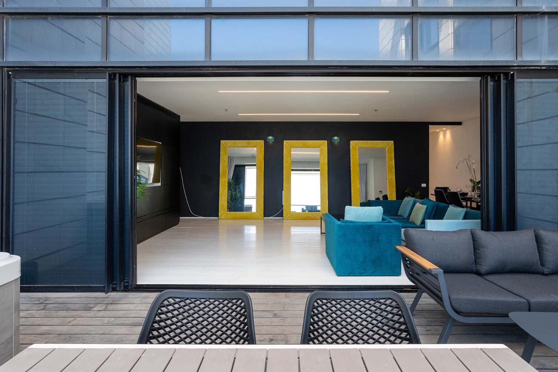 Yalarent Sea-Breeze Penthouse With Jacuzzi Lägenhet Bat Yam Exteriör bild