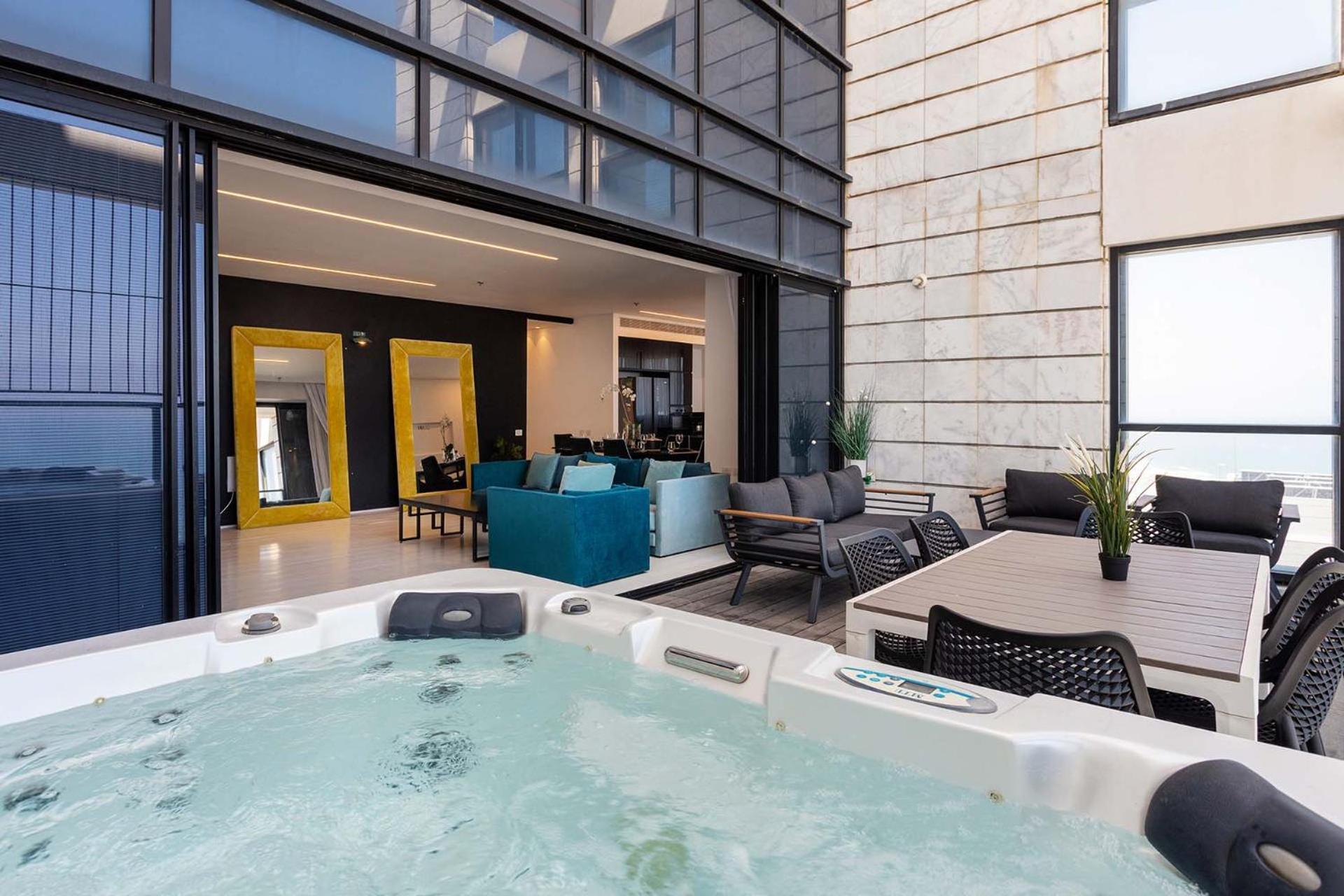 Yalarent Sea-Breeze Penthouse With Jacuzzi Lägenhet Bat Yam Exteriör bild
