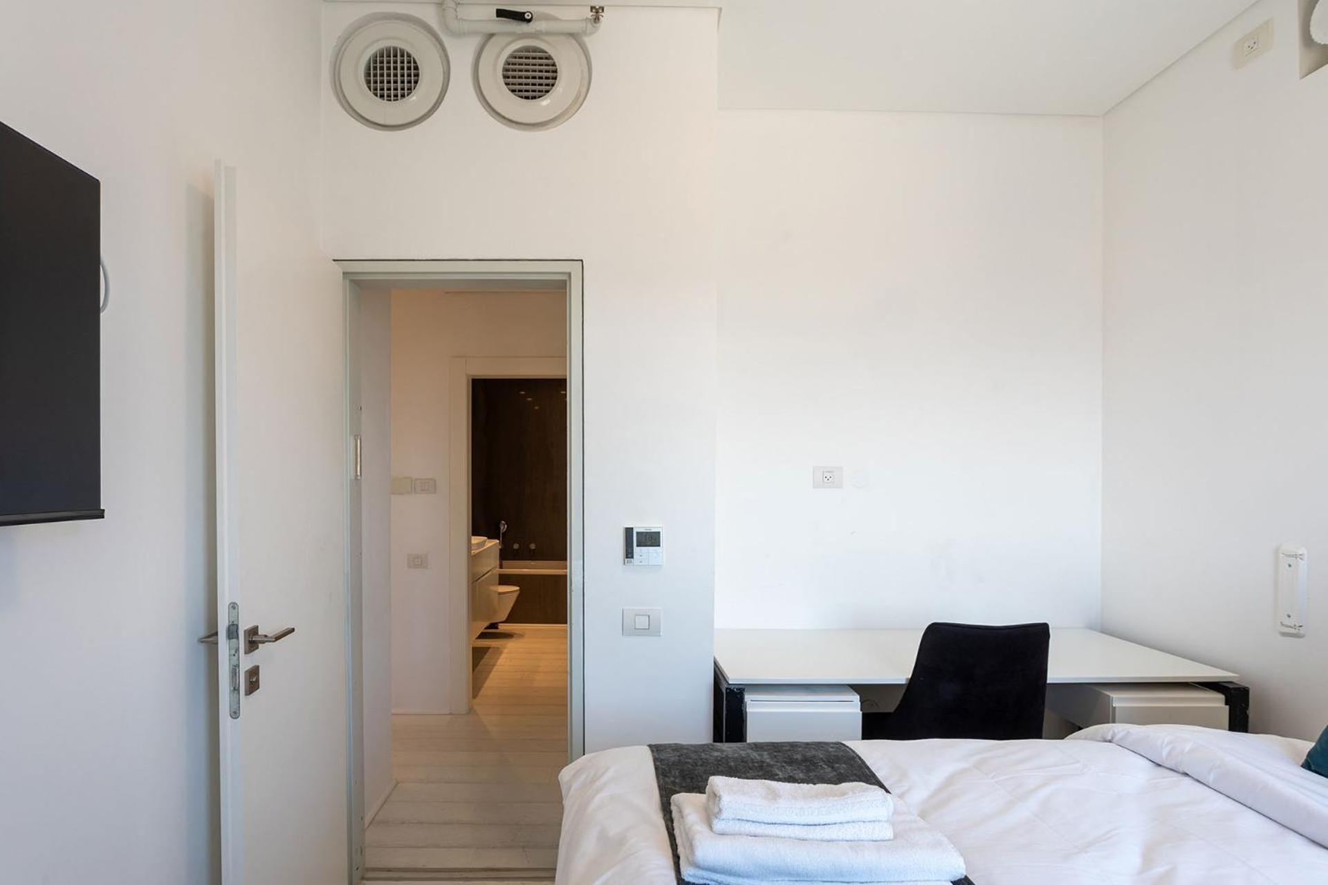 Yalarent Sea-Breeze Penthouse With Jacuzzi Lägenhet Bat Yam Exteriör bild