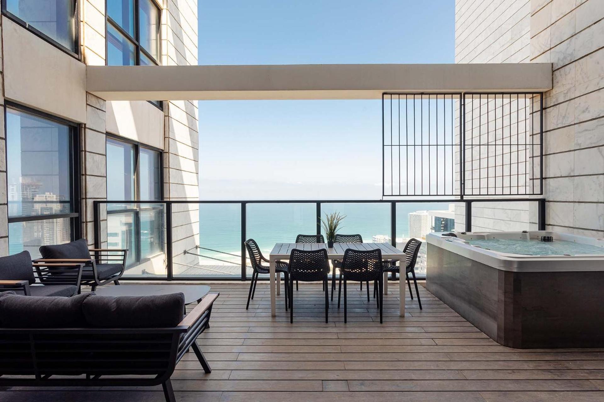 Yalarent Sea-Breeze Penthouse With Jacuzzi Lägenhet Bat Yam Exteriör bild